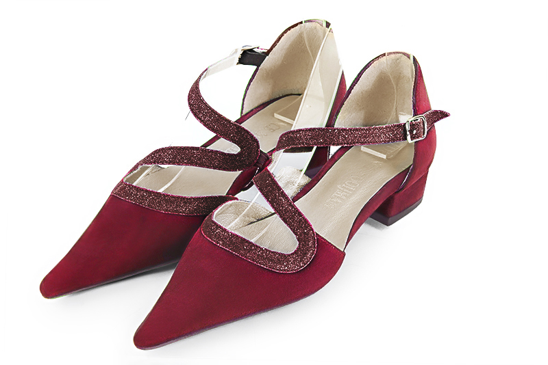 Burgundy red women's open side shoes, with snake-shaped straps. Pointed toe. Low block heels. Front view - Florence KOOIJMAN